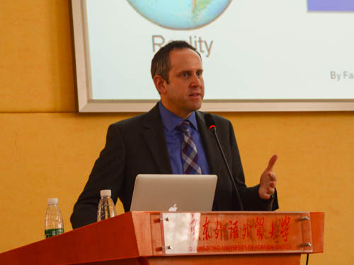 美国密苏里大学我学院未来实验室副主任Reuben Stern教授讲话