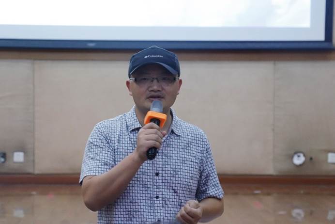 图片包含 人员, 男士, 建筑物, 室内已生成极高可信度的说明 图片包含 人员, 男士, 建筑物, 室内已生成极高可信度的说明