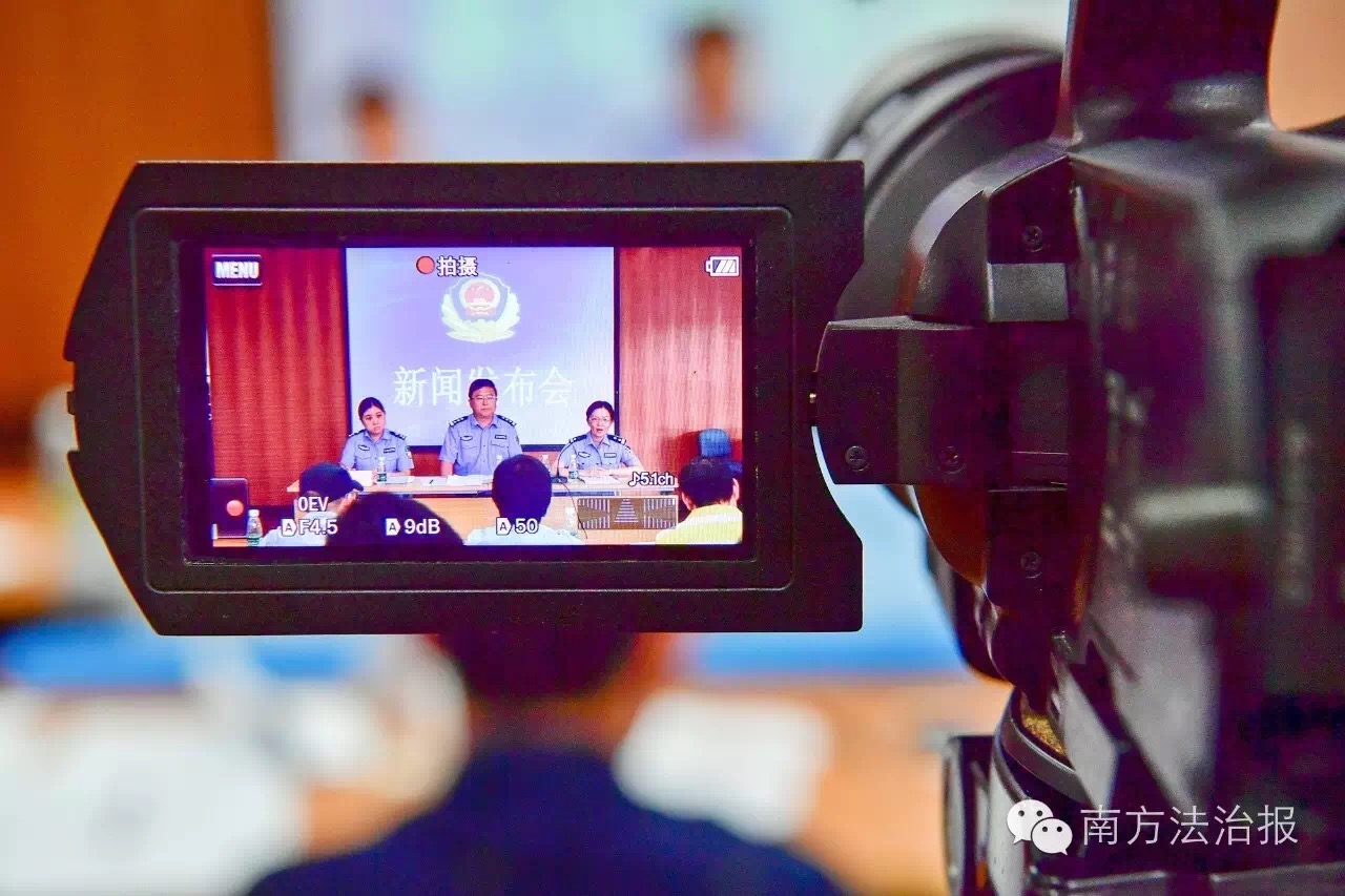 模拟发布会现场回答媒体记者提问 南方法治报记者 龚剑锋 摄