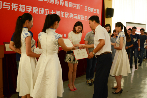 杨魁院长向我学院校友会第一届理事会成员颁发聘书