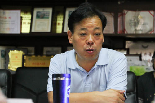 杨魁主持会议