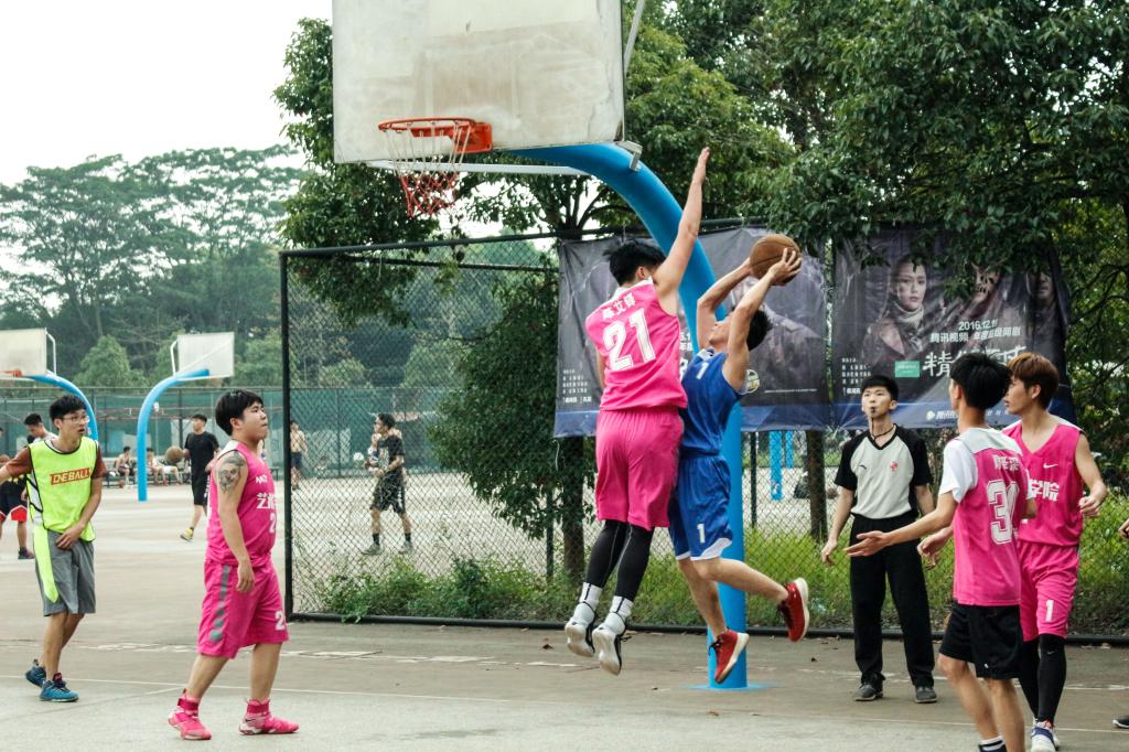 艺术大二21号陈艾铎防守