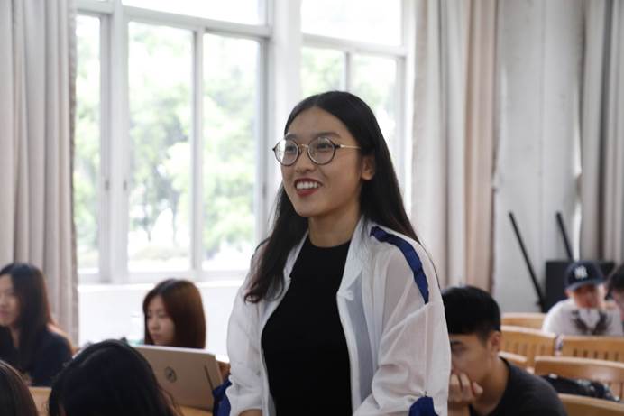 图片包含 人员, 窗户, 室内, 墙壁已生成极高可信度的说明 图片包含 人员, 窗户, 室内, 墙壁已生成极高可信度的说明