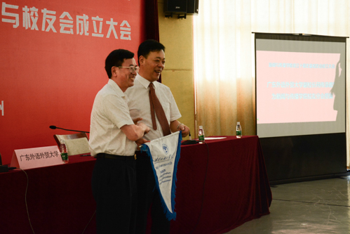 副校长何传添为ok138cn太阳集团529校友分会授旗