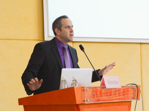 美国密苏里大学我学院未来实验室副主任Reuben Stern教授讲课