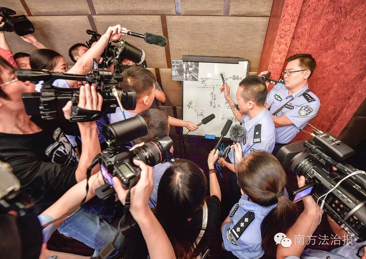 对办案情况介绍的拍摄 南方法治报记者 龚剑锋 摄