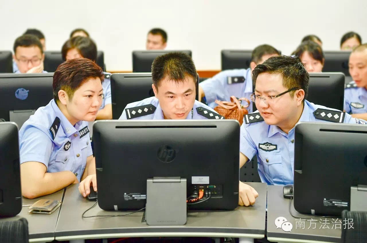 比武队员在全神贯注地答题 南方法治报记者 龚剑锋 摄