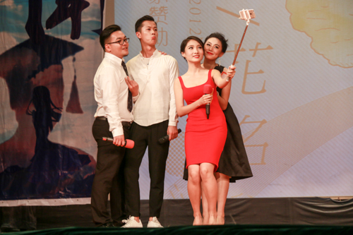 晚会结束后主持人自拍合照