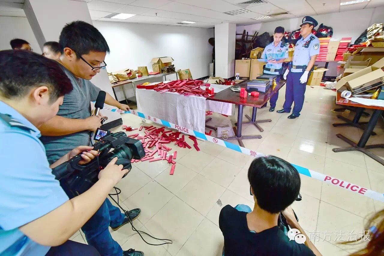 对模拟办案的拍摄 南方法治报记者 龚剑锋 摄