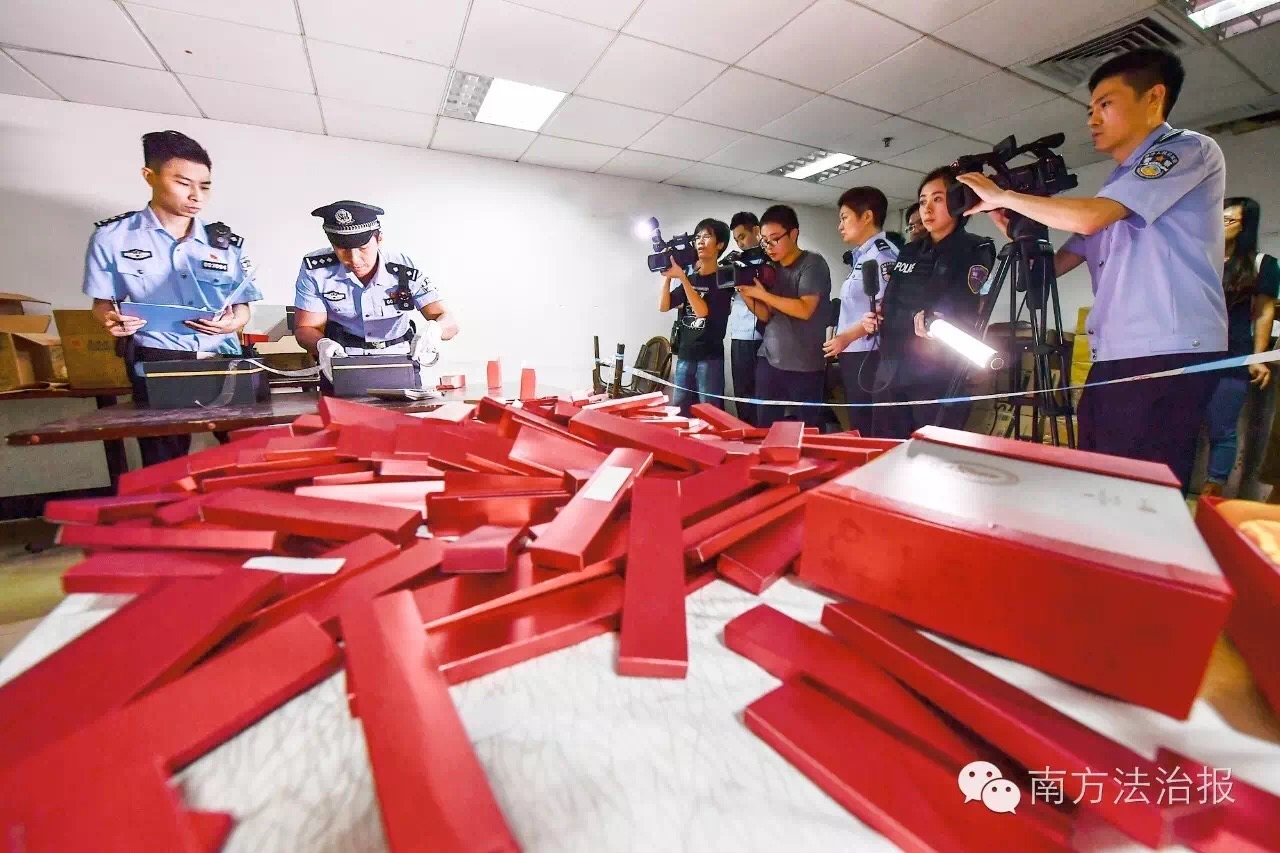 模拟取证现场 南方法治报记者 龚剑锋 摄