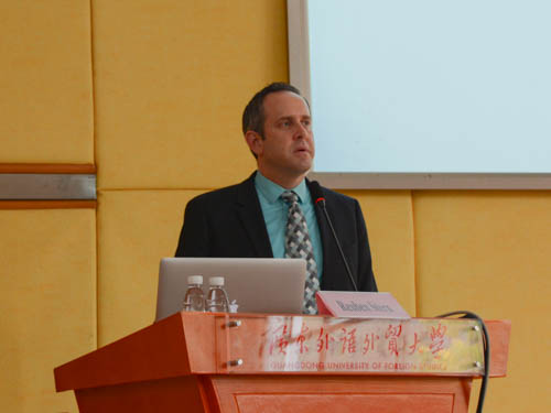 美国密苏里大学我学院未来实验室副主任Reuben Stern教授讲课